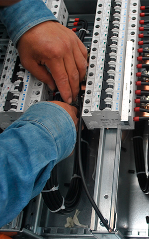 instalacion interruptores termomagneticos tablero electrico industrial