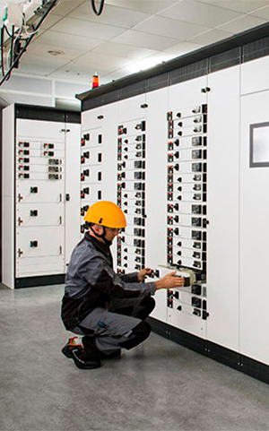 tecnico casco seguridad revision subestacion electrica industrial