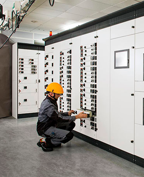 tecnico inspeccion tablero distribucion electrica industrial