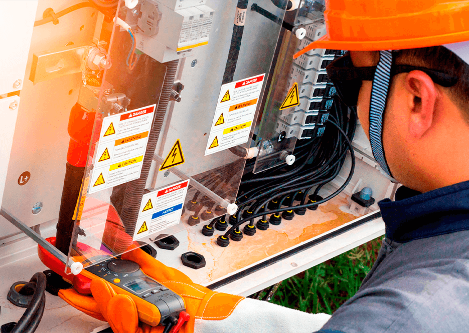 tecnico medicion electrica multimetro panel alta tension