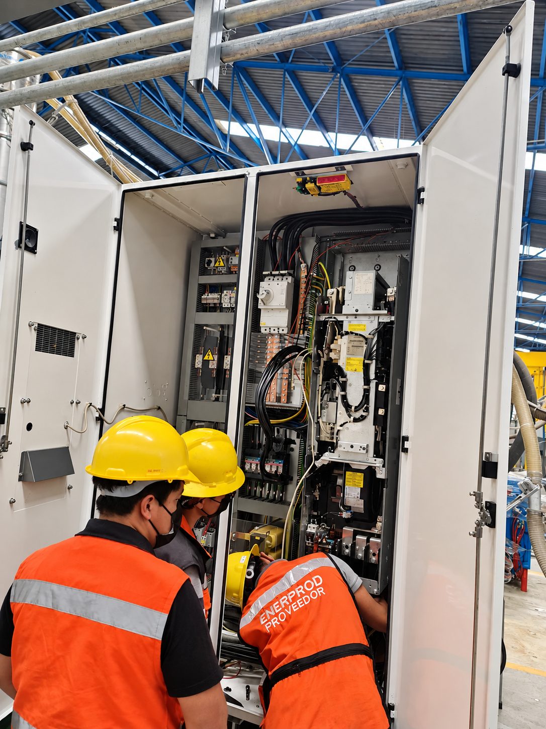 Ensamble y conexionado de un tablero eléctrico industrial