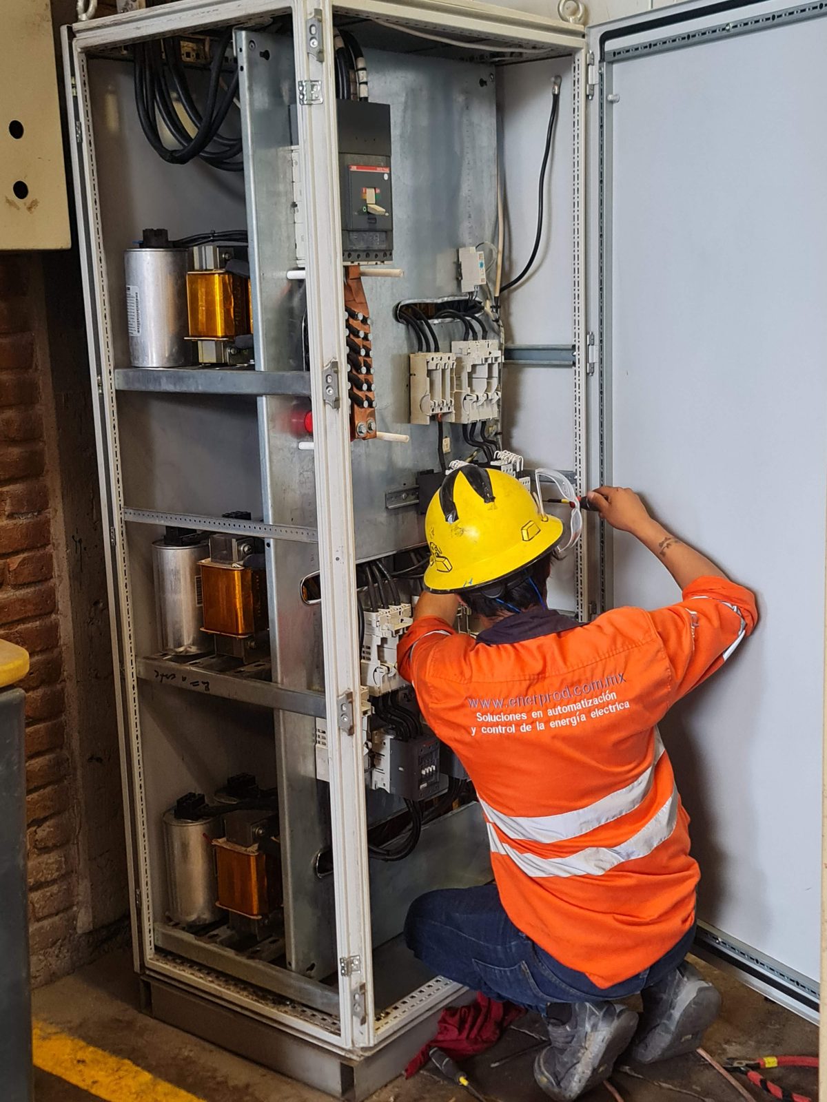 Instalación de banco de capacitores con reactores para filtros armónicos en una planta industrial de Puebla