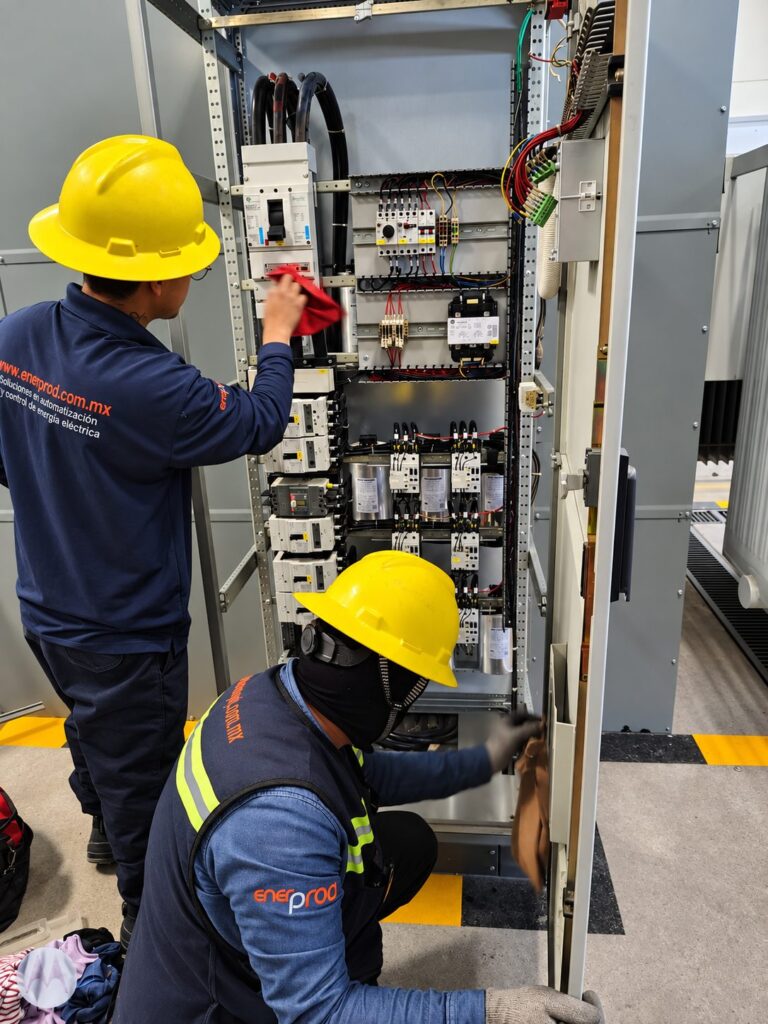 Mantenimiento a un tablero eléctrico industrial realizado por personal con más de 10 años de experiencia