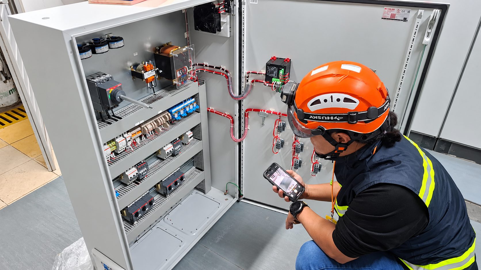 Tablero de control eléctrico industrial cableado y en pruebas en una planta de Puebla