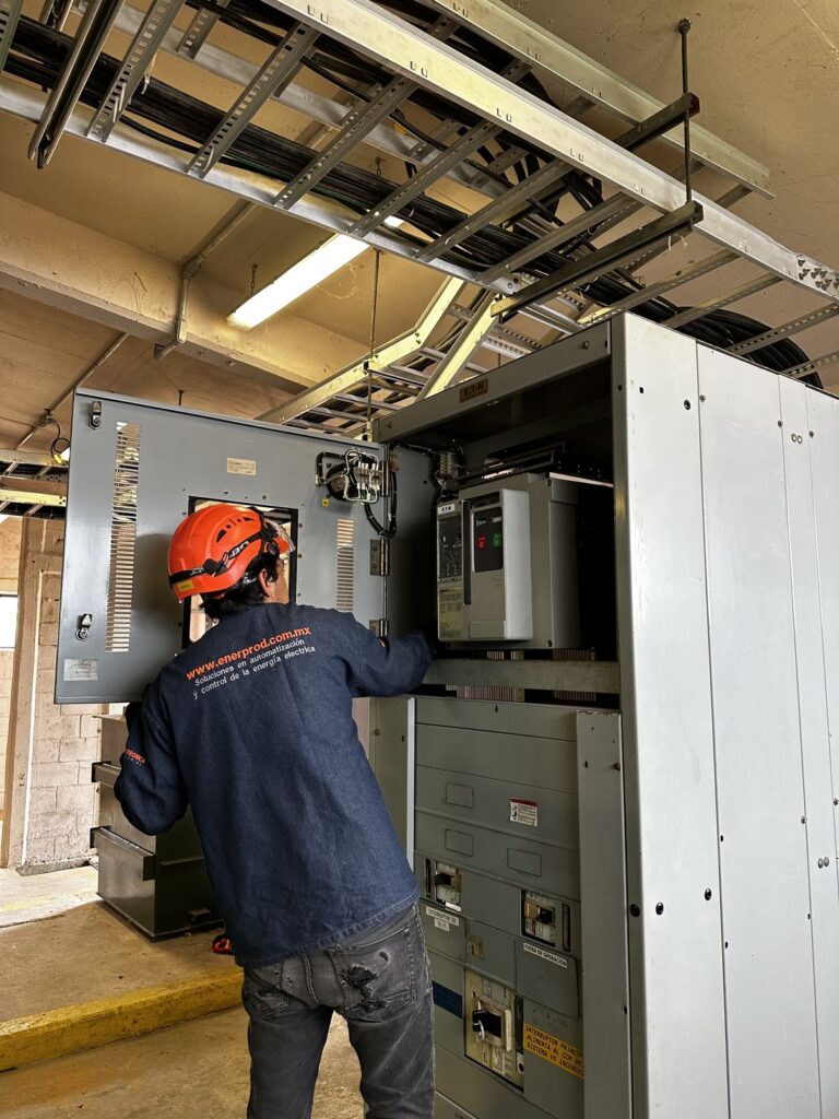 Técnico revisando interruptor de potencia en subestación eléctrica