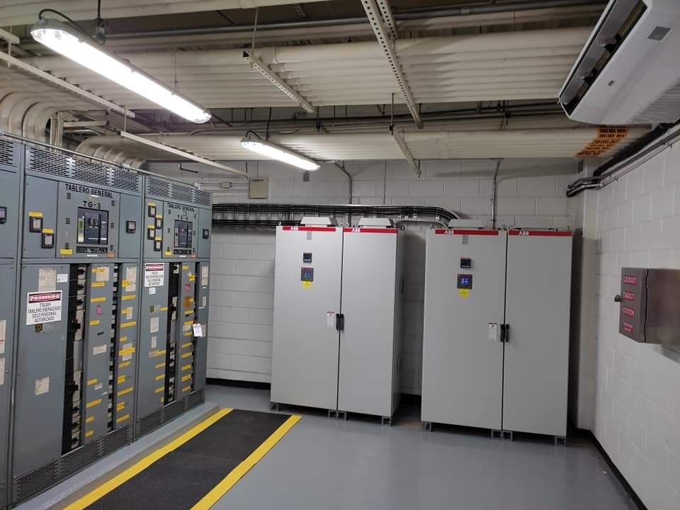 Bancos de capacitores instalados en cuarto eléctrico